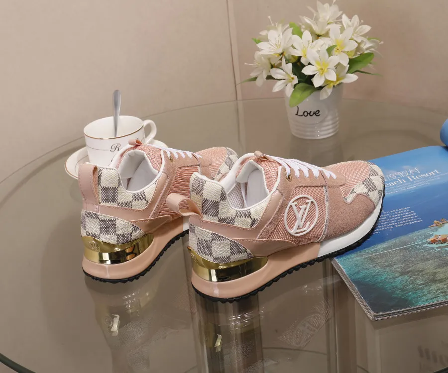 👟👟Ex-factory price 400👟👟 Men's size +10 Couple style, 2019 spring and summer new LOUIS VUITTON The same style of casual sports shoes is launched on Louis Vuitton's official website. Fabric: imported cowhide/cow velvet/breathable mesh, (imported mesh with silicone LV logo), rubber combination outsole, 2cm behind the sole, built-in 0.5cm comfortable feet, size 35-41 for women, 39-46 for men, welcome new and old customers to repost pictures for sale